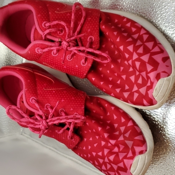Nike 599729-602 Roshe One Gym Red Running Shoe SZ 7Y - Picture 1 of 7